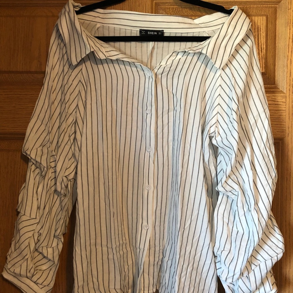 Button up shirt, with lovely open neckline ✌🏻